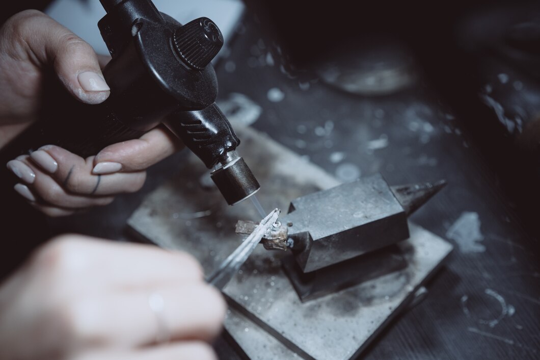 Jak wybrać odpowiednie narzędzia diamentowe do cięcia różnych typów kamienia?