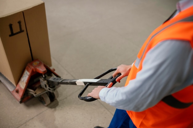 Jak skutecznie zabezpieczyć ładunki podczas transportu i magazynowania
